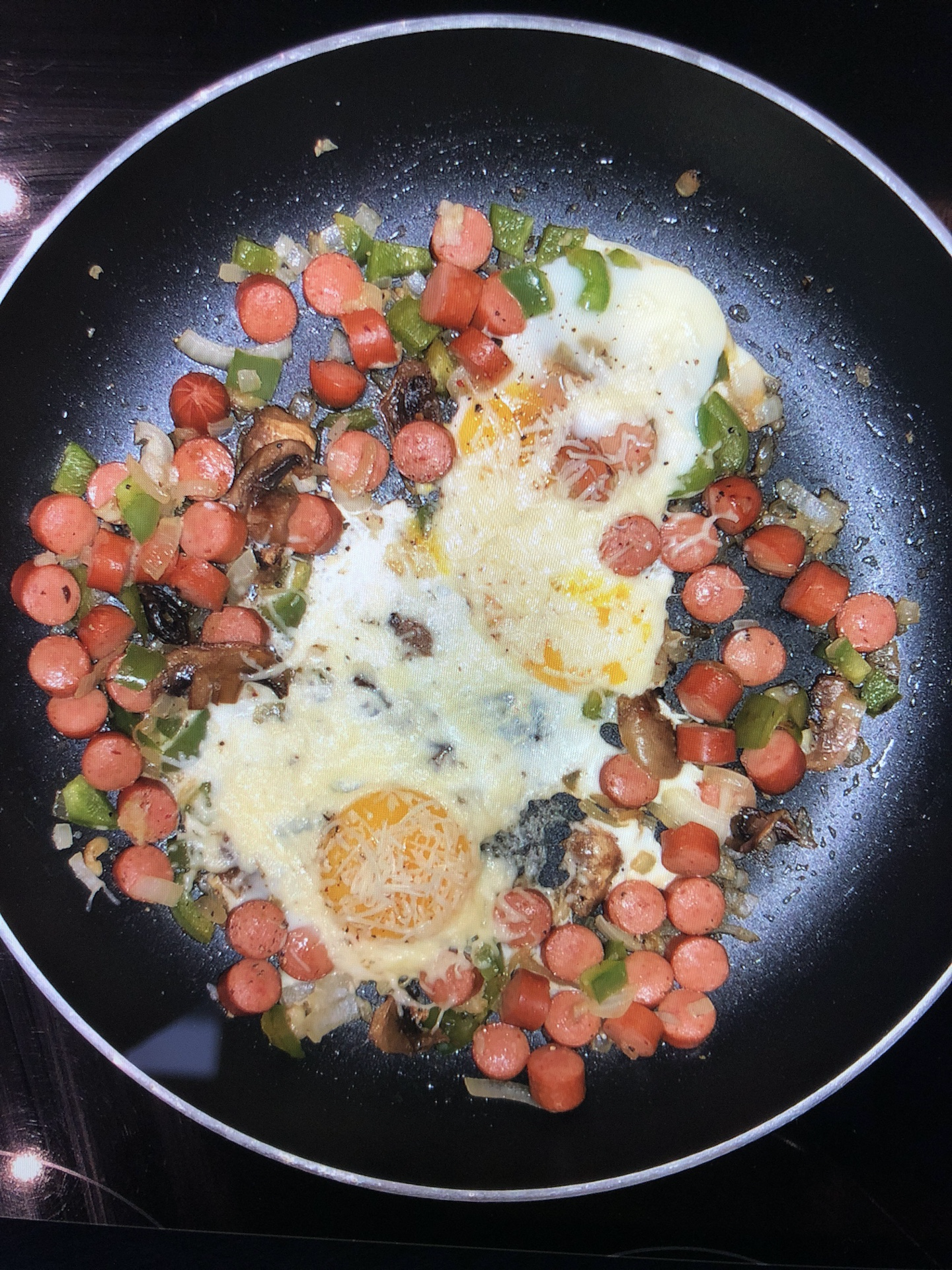 Oeufs au curry avec des saucisses de volaille